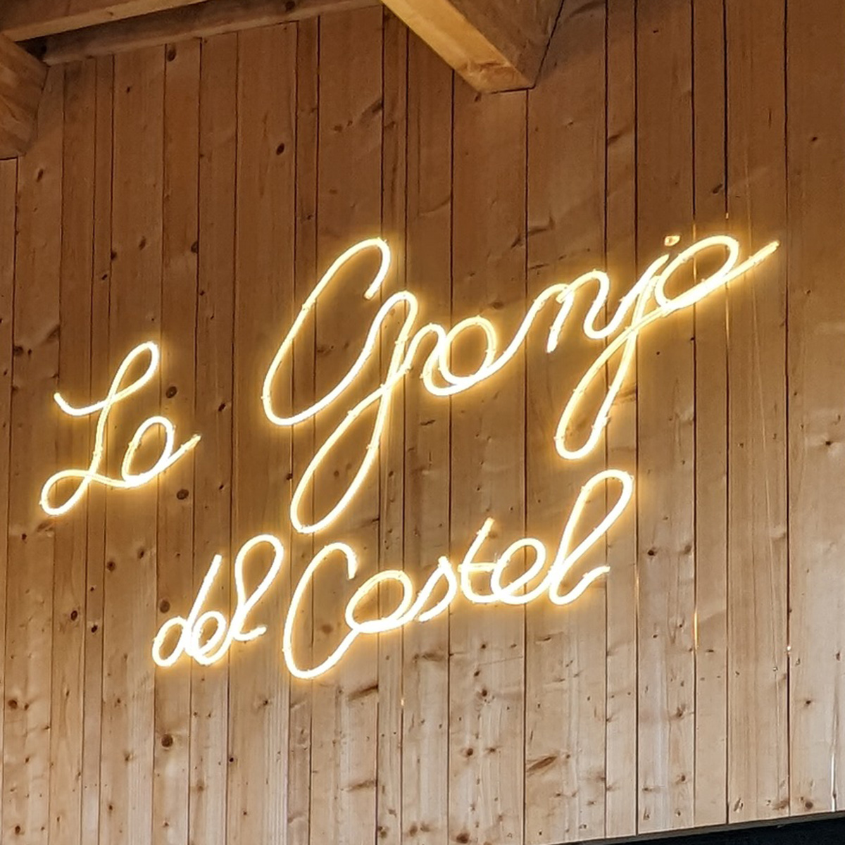 Enseigne lumineuse qui indique le nom de la salle : Granja Del Castel